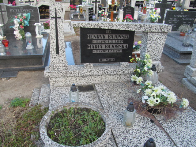 Grób Janusz Bajoński