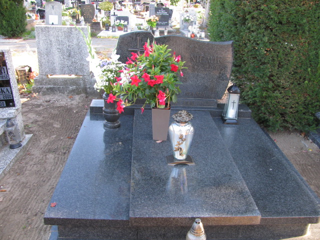 Grób Adam Niemir